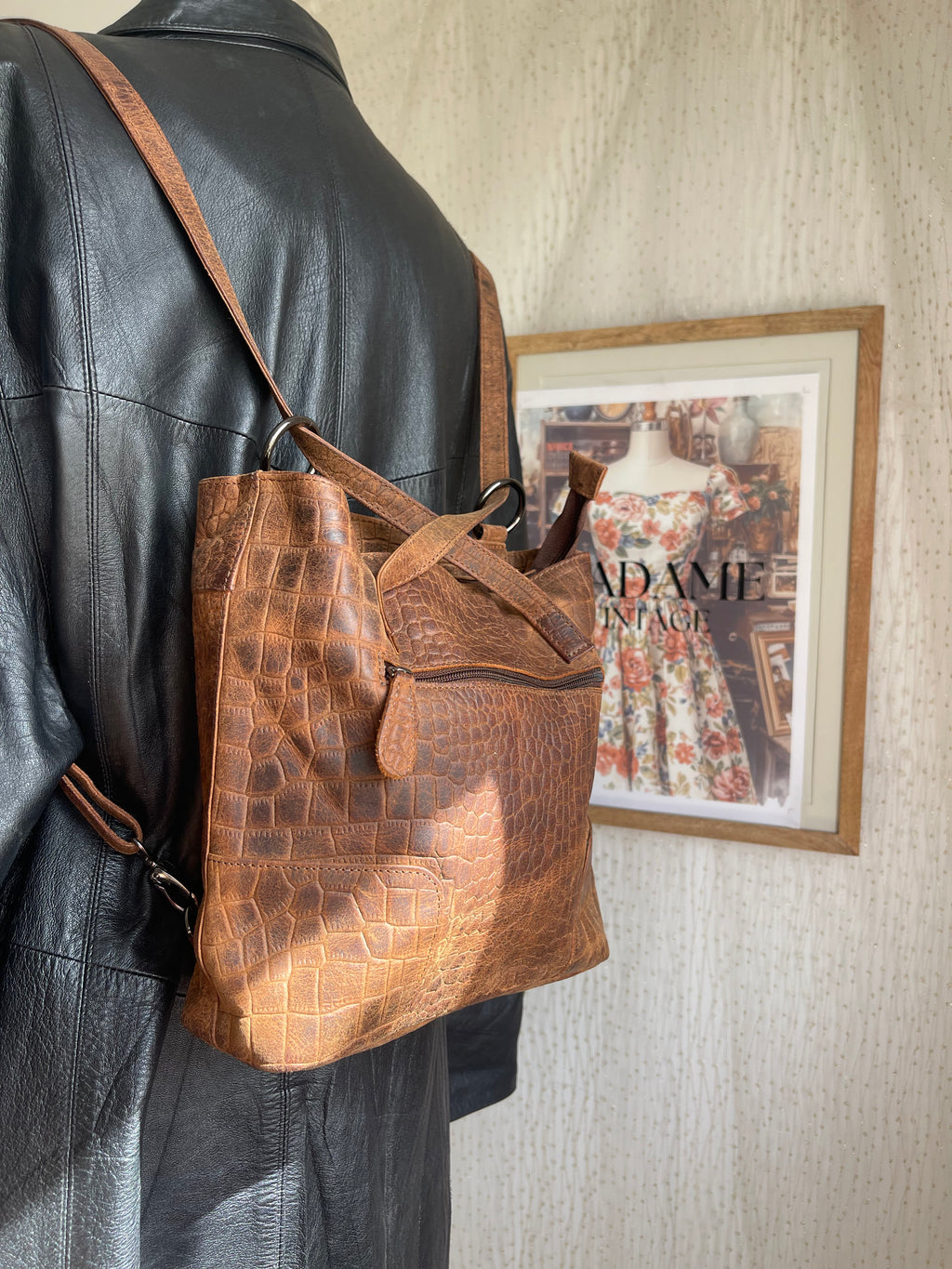 Sac convertible en cuir embossé croco cognac, porté dos ou épaule