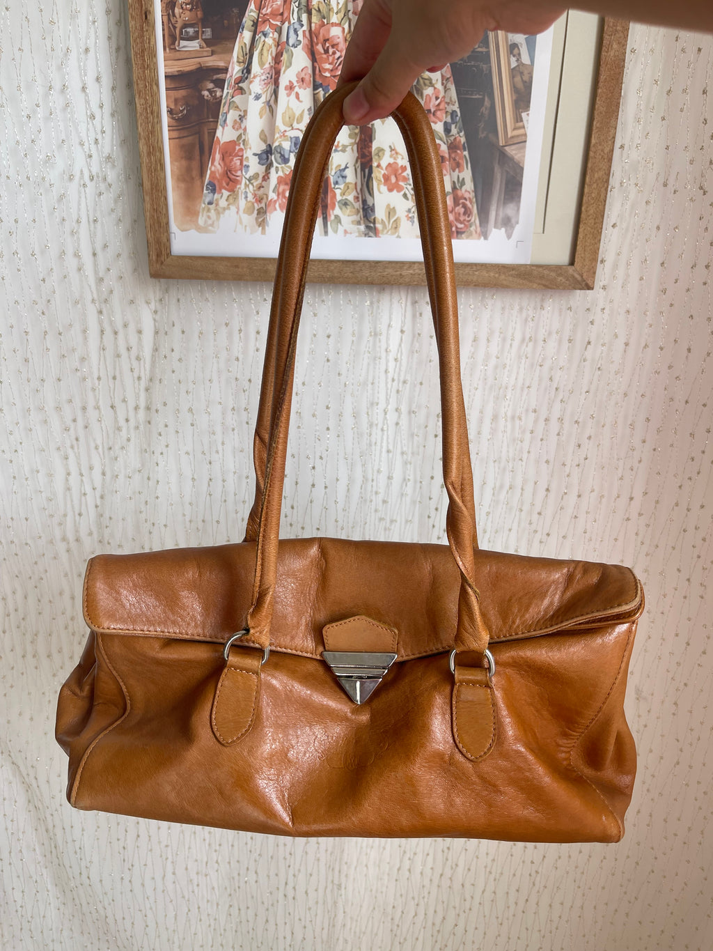 Sac baguette en cuir cognac à fermoir triangle argenté