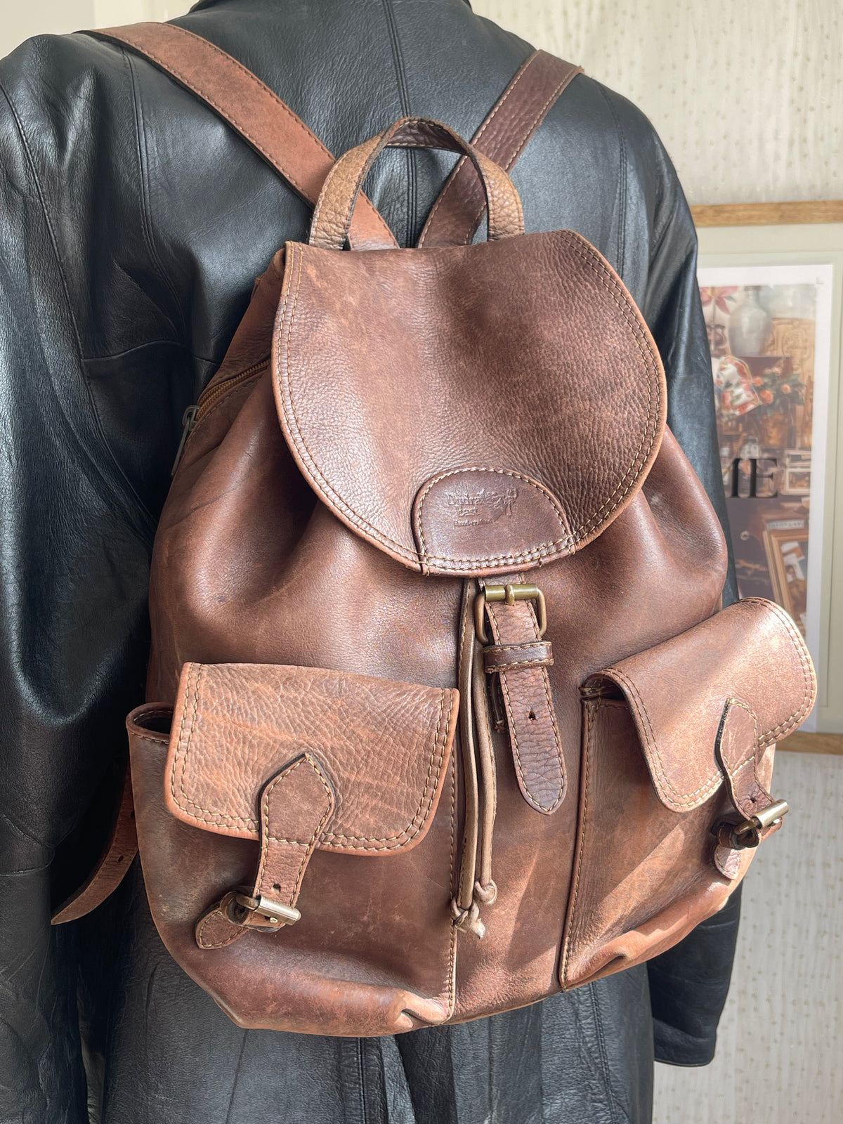 Sac à dos en cuir marron vintage, style baroudeur à rabat et poches boucles