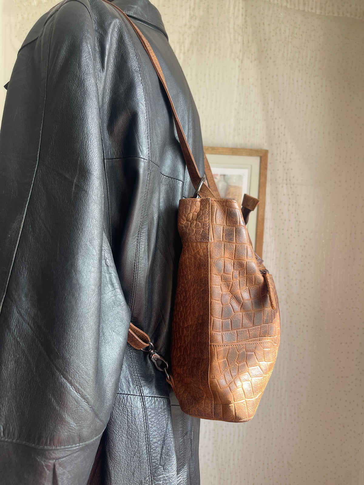Sac convertible en cuir embossé croco cognac, porté dos ou épaule