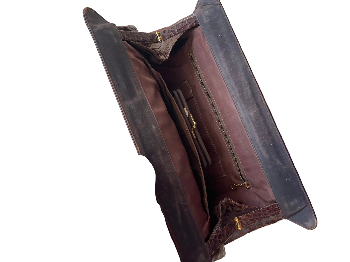 Pochette vintage en crocodile marron, années 40-50, fermoir cadre laiton, grand format