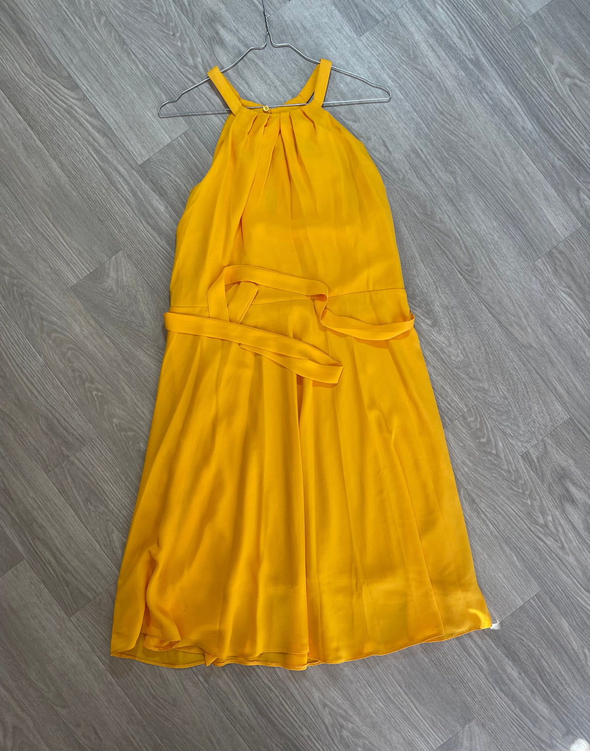 Robe jaune bretelles fines nouées