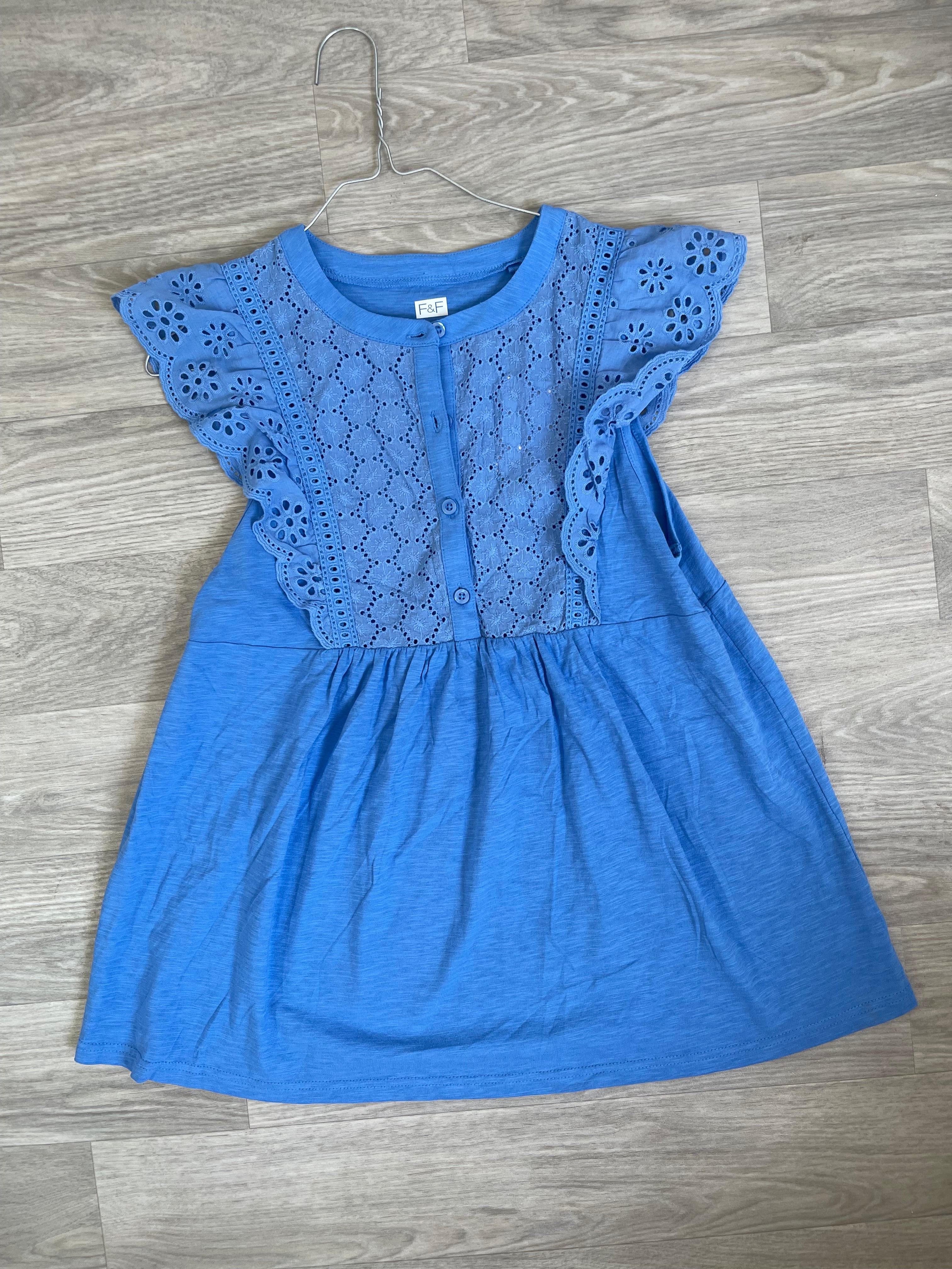 Top brodé bleu à manches volantées