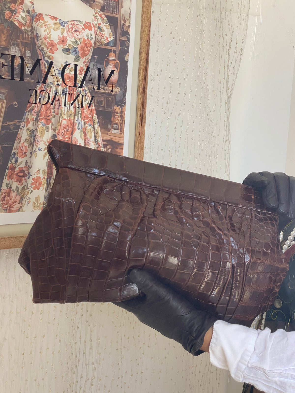 Pochette vintage en crocodile marron, années 40-50, fermoir cadre laiton, grand format