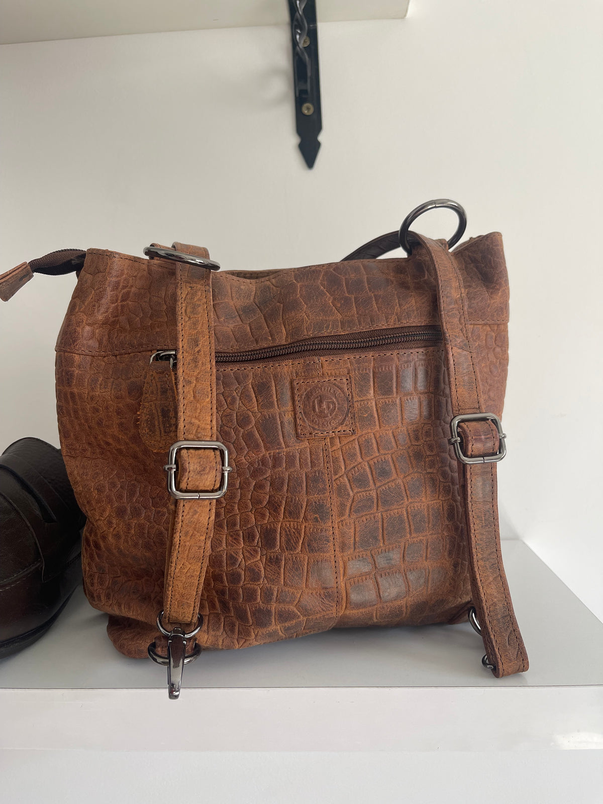 Sac convertible en cuir embossé croco cognac, porté dos ou épaule
