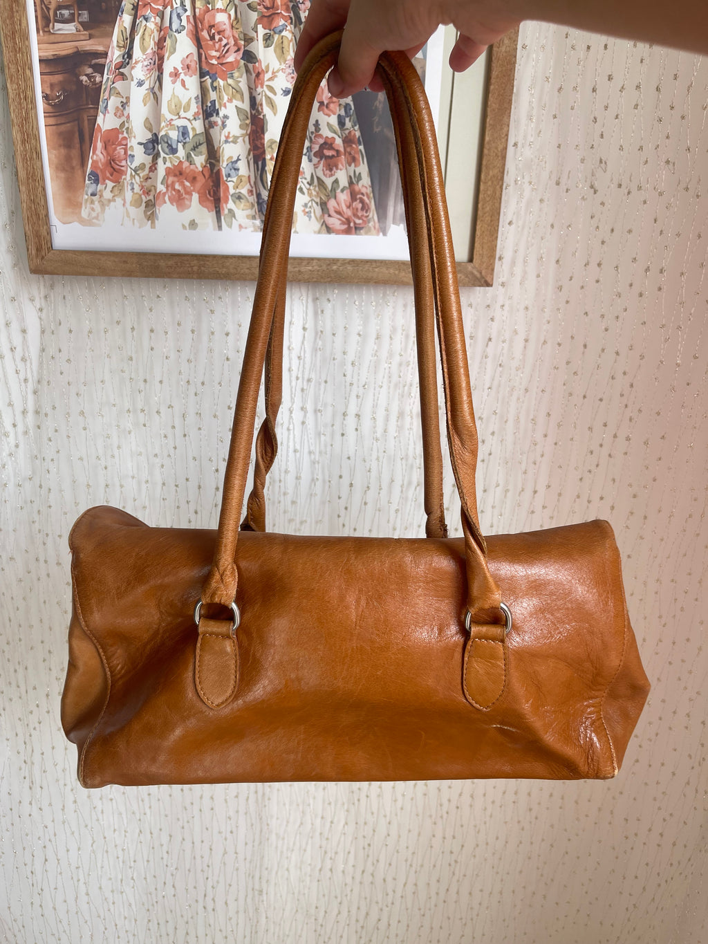 Sac baguette en cuir cognac à fermoir triangle argenté