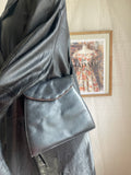 Pochette bandoulière en cuir noir à rabat festonné