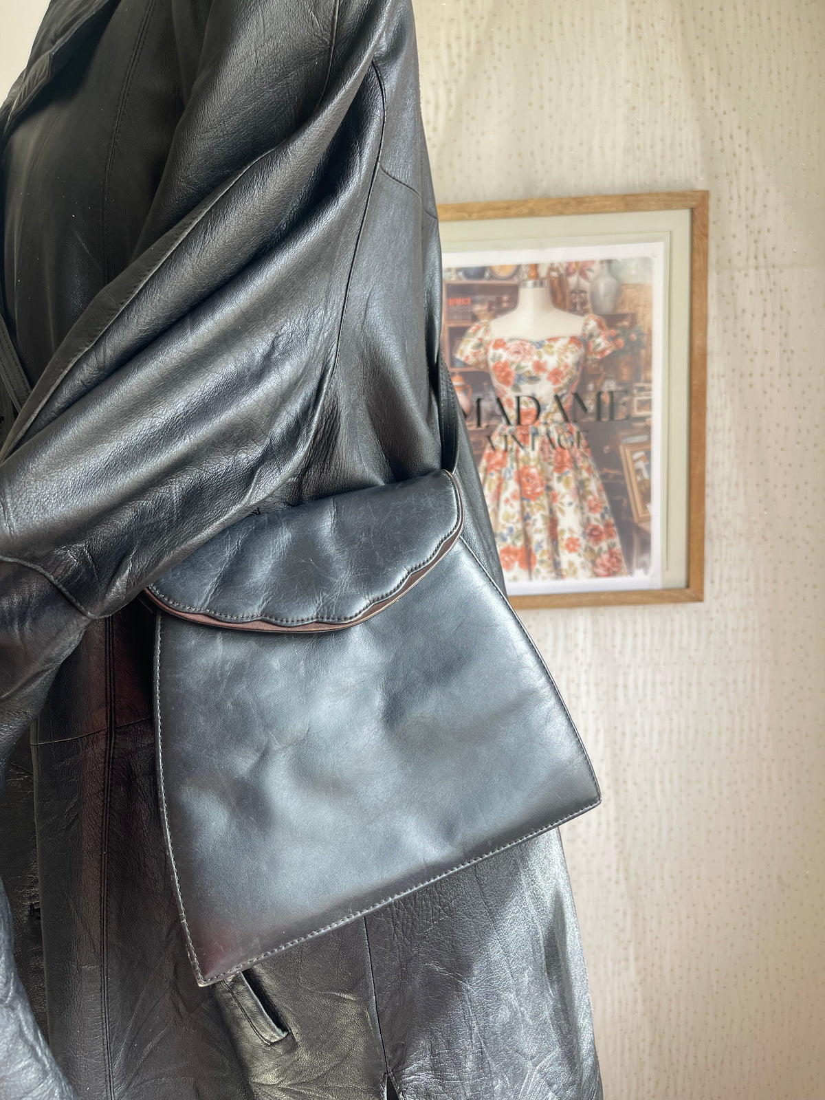 Pochette bandoulière en cuir noir à rabat festonné