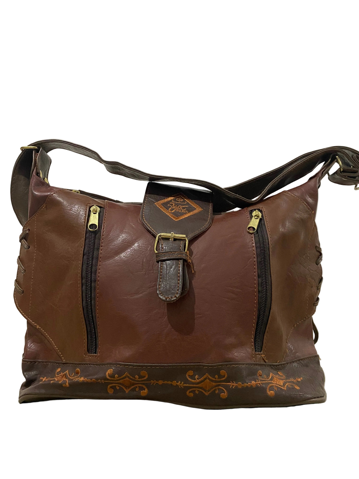 Sac bandoulière marron patchwork brodé, style artisanal, lacets et zips