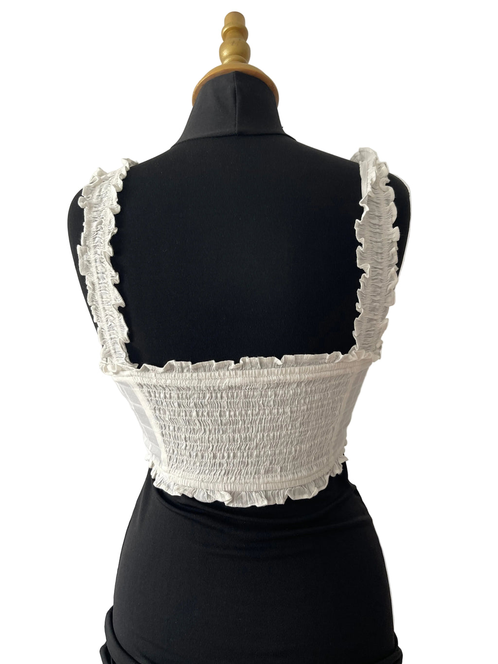 Crop top blanc froncé et smonké style bustier romantique