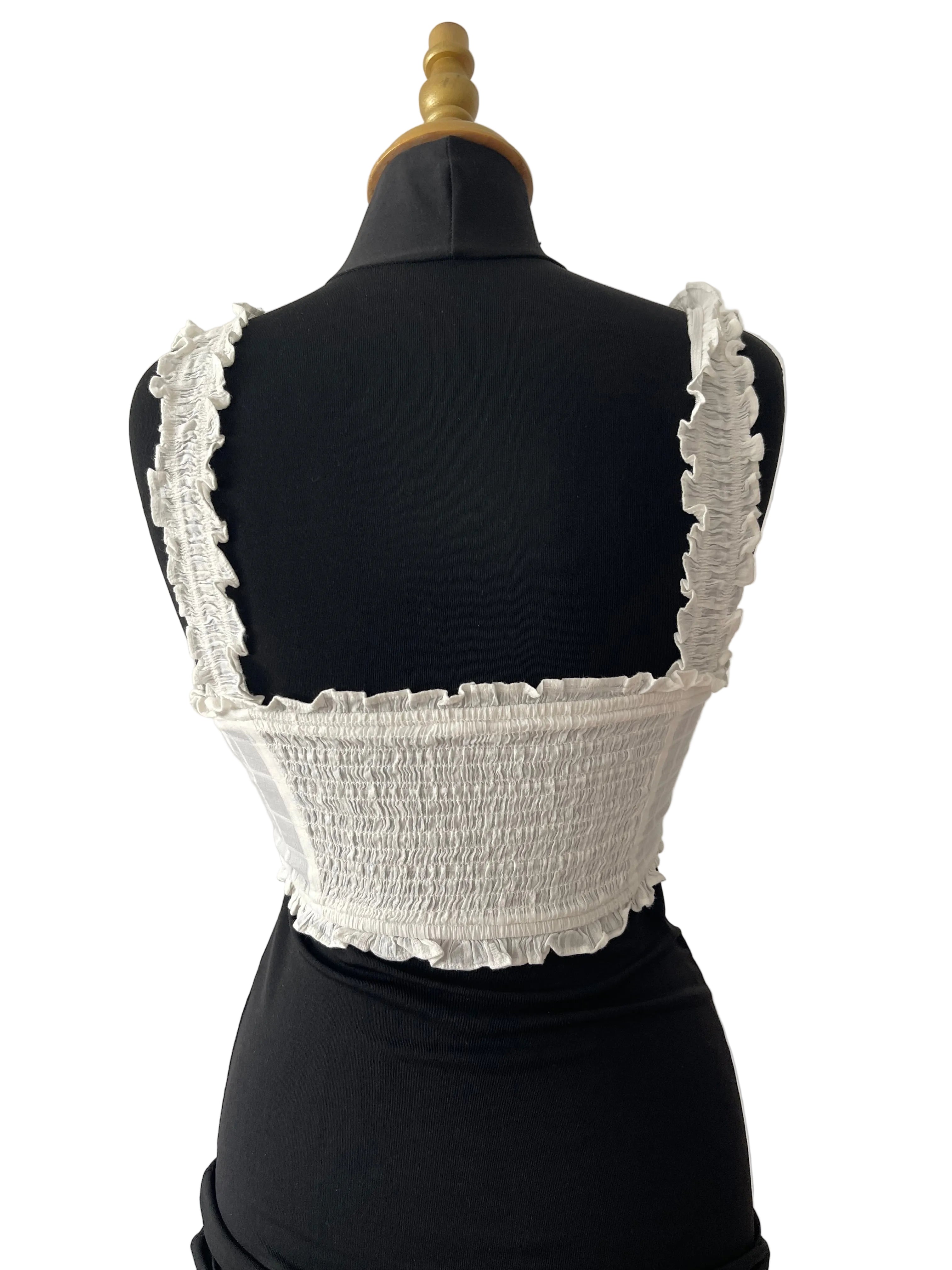 Crop top blanc froncé et smonké style bustier romantique