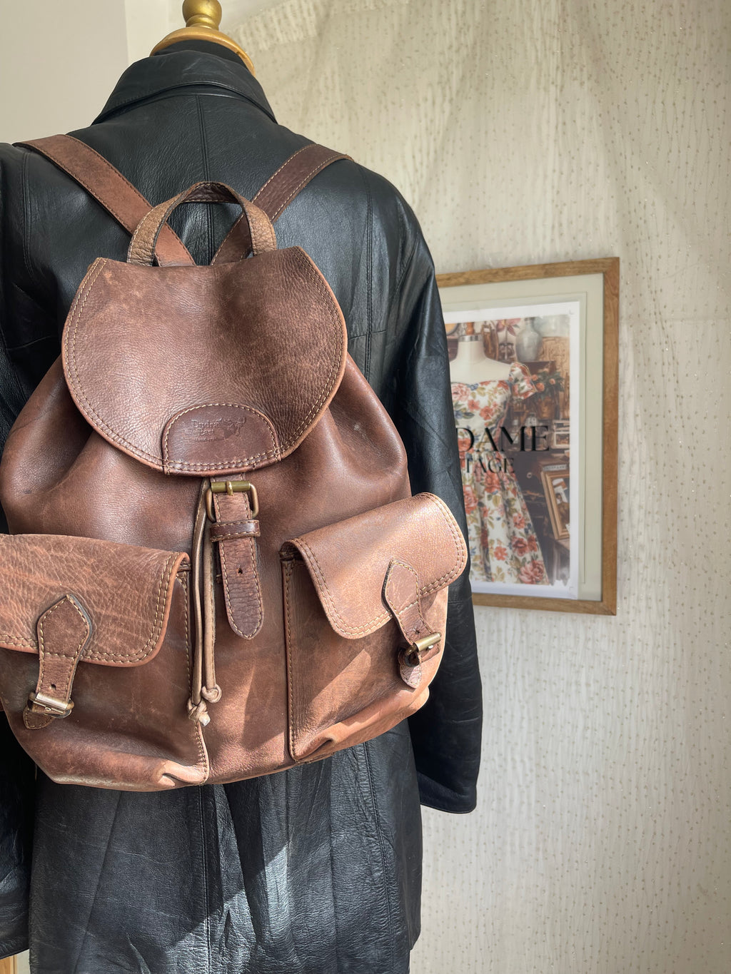 Sac à dos en cuir marron vintage, style baroudeur à rabat et poches boucles