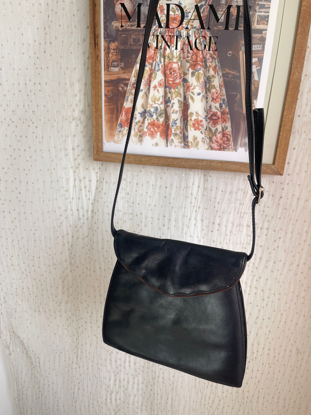 Pochette bandoulière en cuir noir à rabat festonné