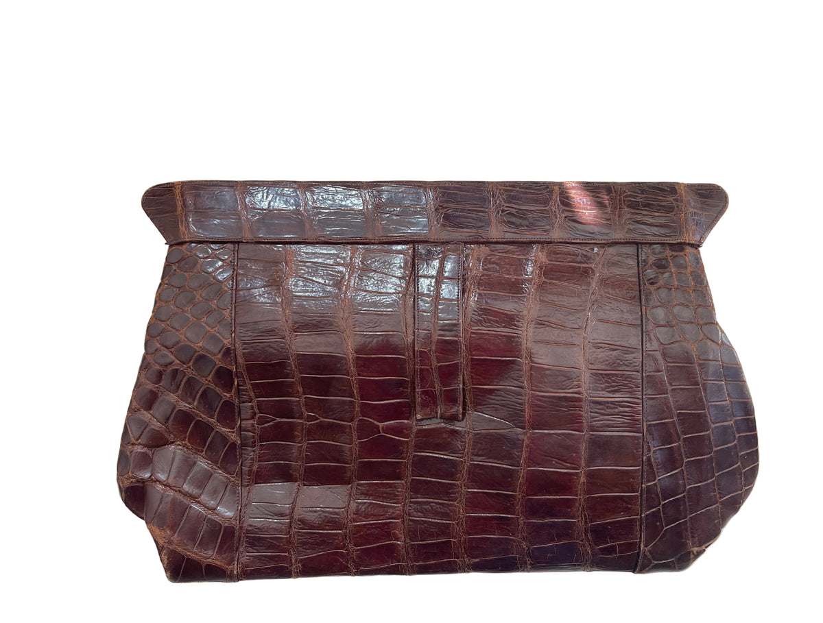 Pochette vintage en crocodile marron, années 40-50, fermoir cadre laiton, grand format