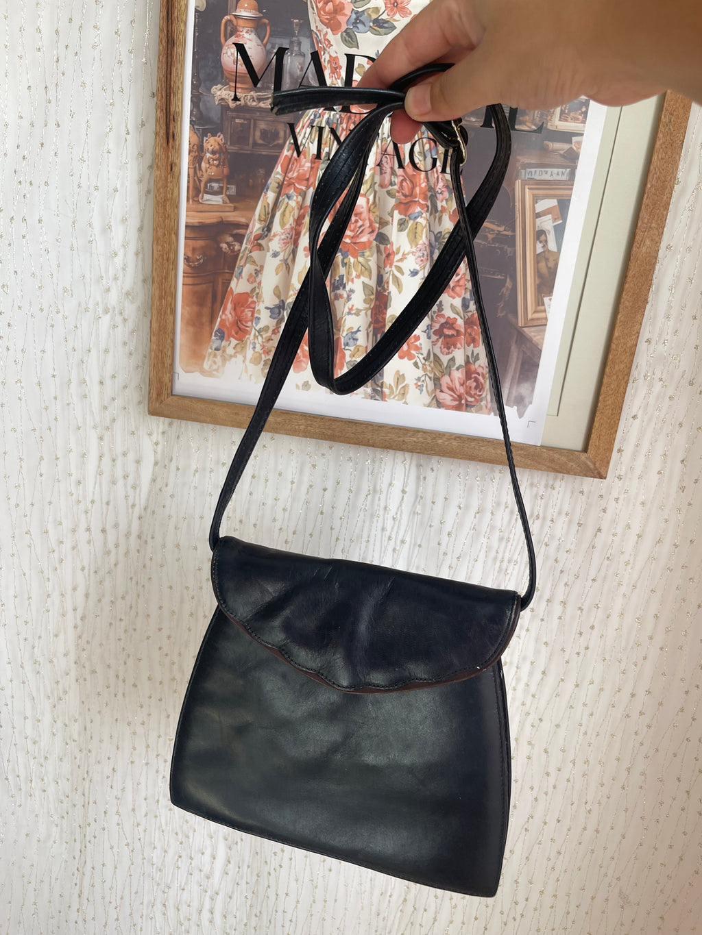 Pochette bandoulière en cuir noir à rabat festonné