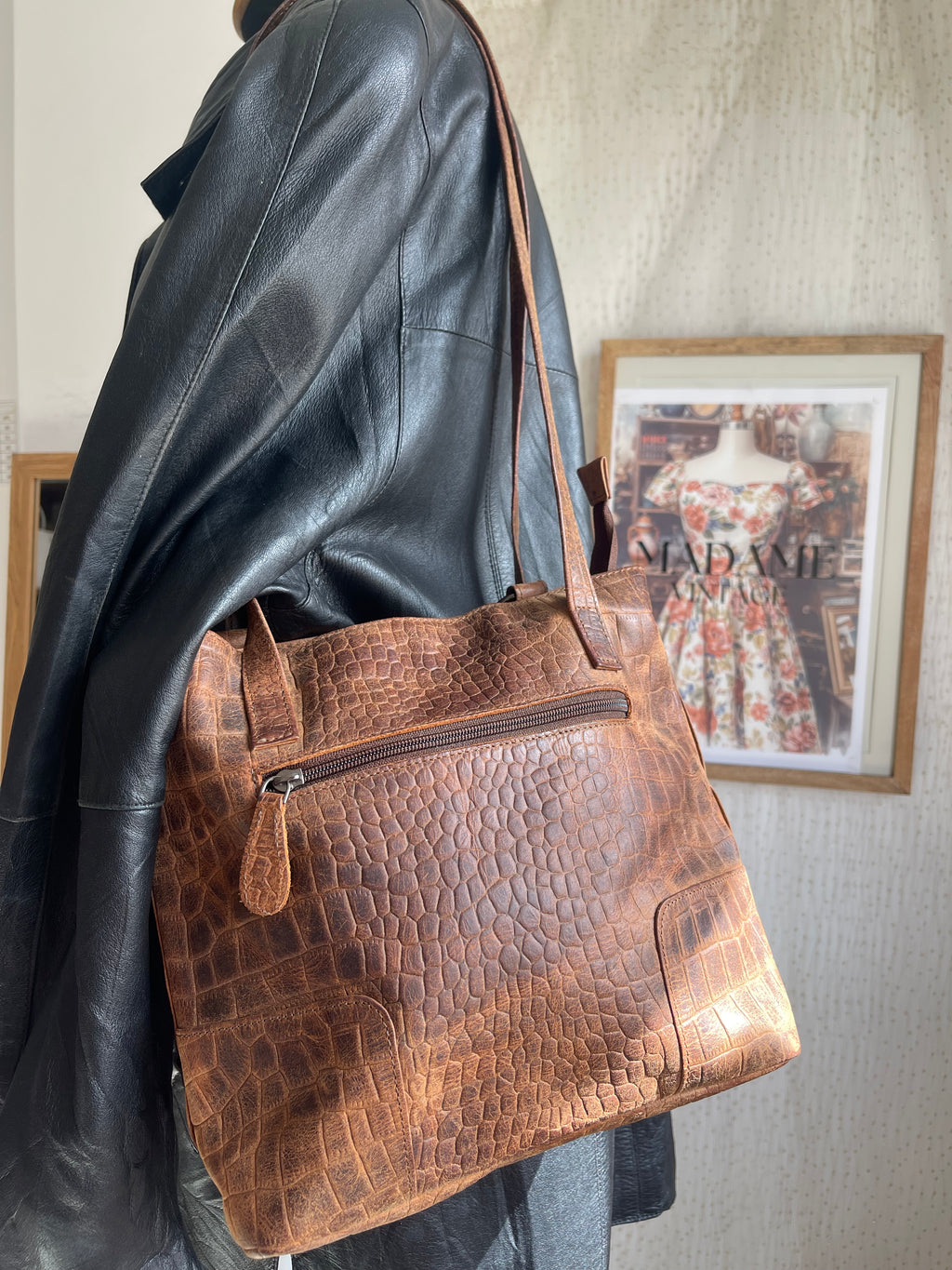 Sac convertible en cuir embossé croco cognac, porté dos ou épaule