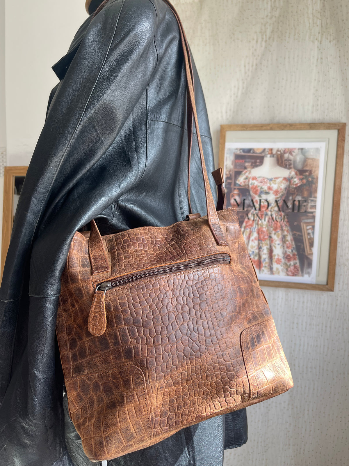 Sac convertible en cuir embossé croco cognac, porté dos ou épaule