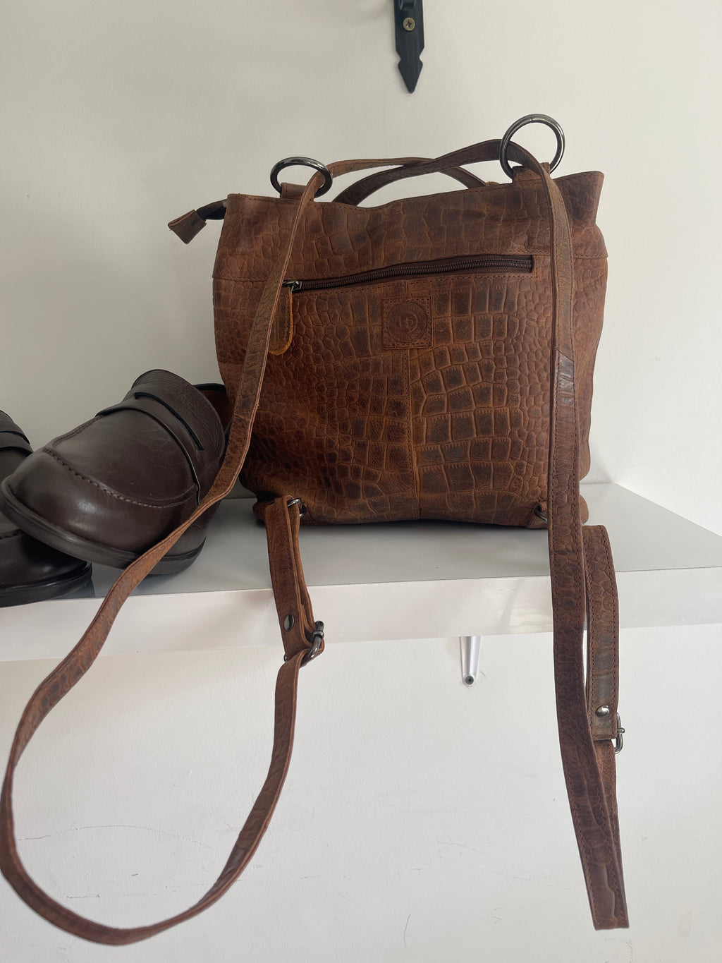 Sac convertible en cuir embossé croco cognac, porté dos ou épaule