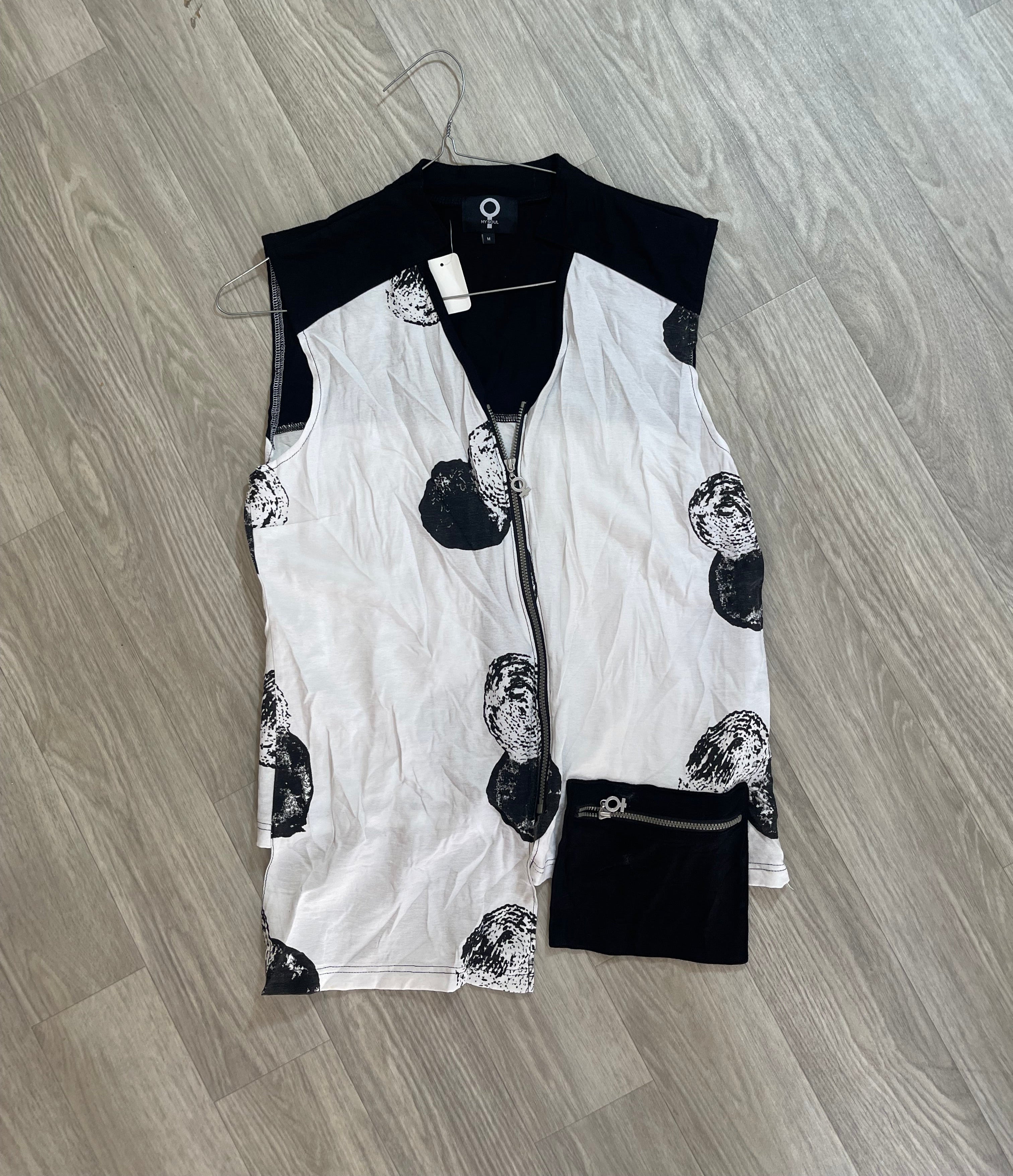 Gilet bicolore noir et blanc à imprimé taches