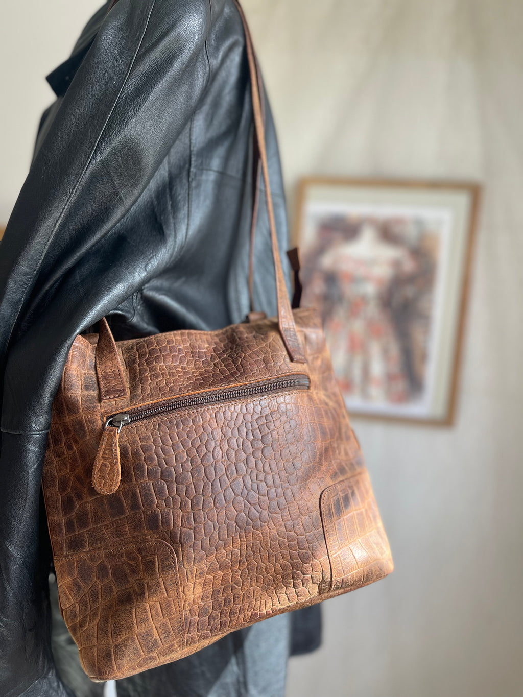 Sac convertible en cuir embossé croco cognac, porté dos ou épaule