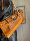 Sac baguette en cuir cognac à fermoir triangle argenté