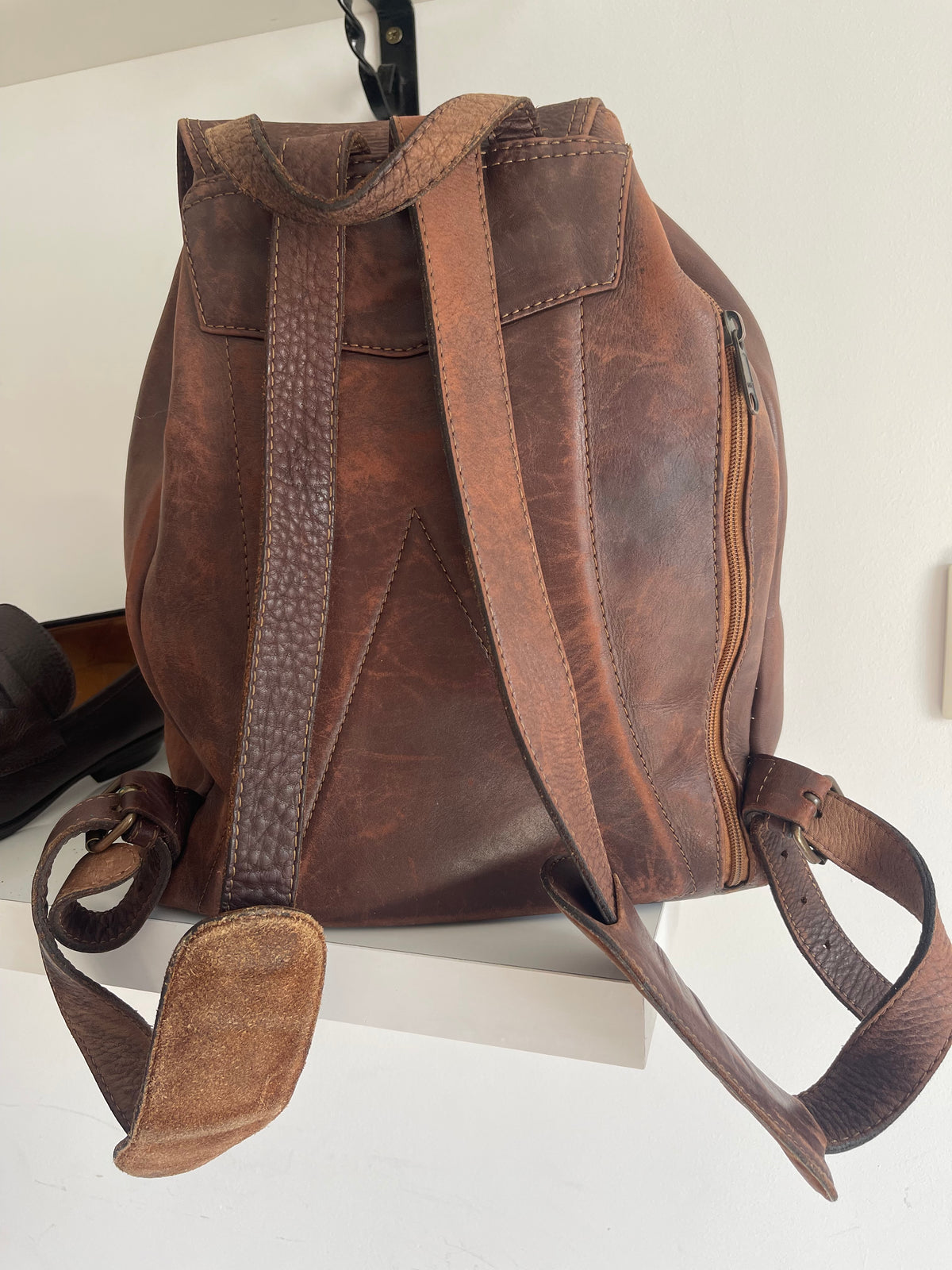 Sac à dos en cuir marron vintage, style baroudeur à rabat et poches boucles