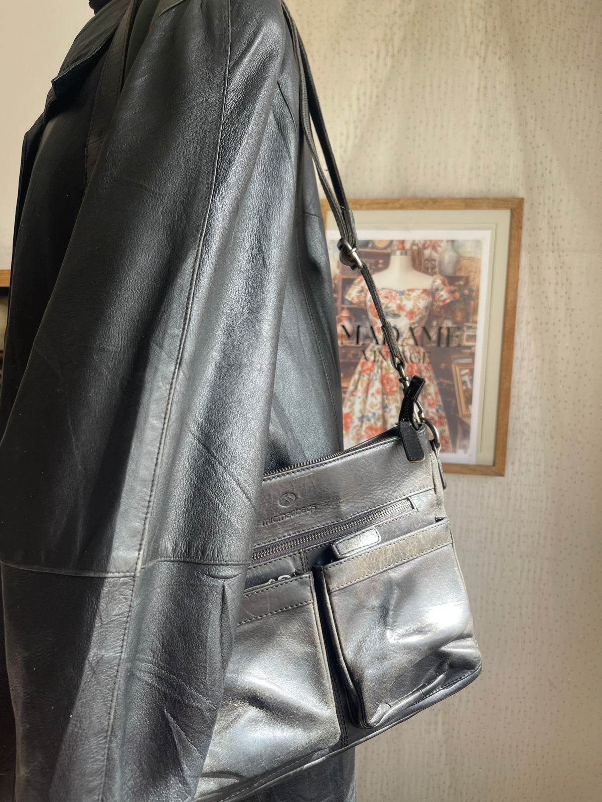Sac bandoulière Micmacbags en cuir noir vieilli, poches cargo
