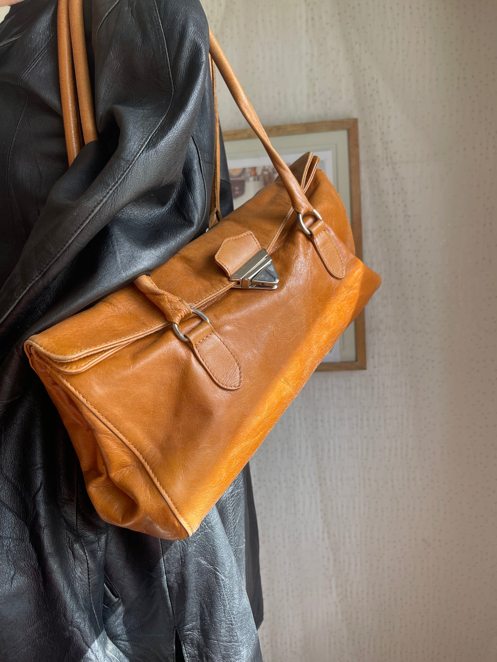 Sac baguette en cuir cognac à fermoir triangle argenté