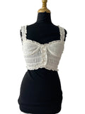 Crop top blanc froncé et smonké style bustier romantique
