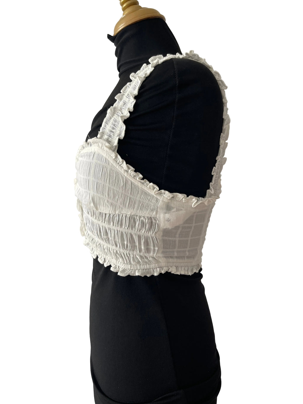 Crop top blanc froncé et smonké style bustier romantique