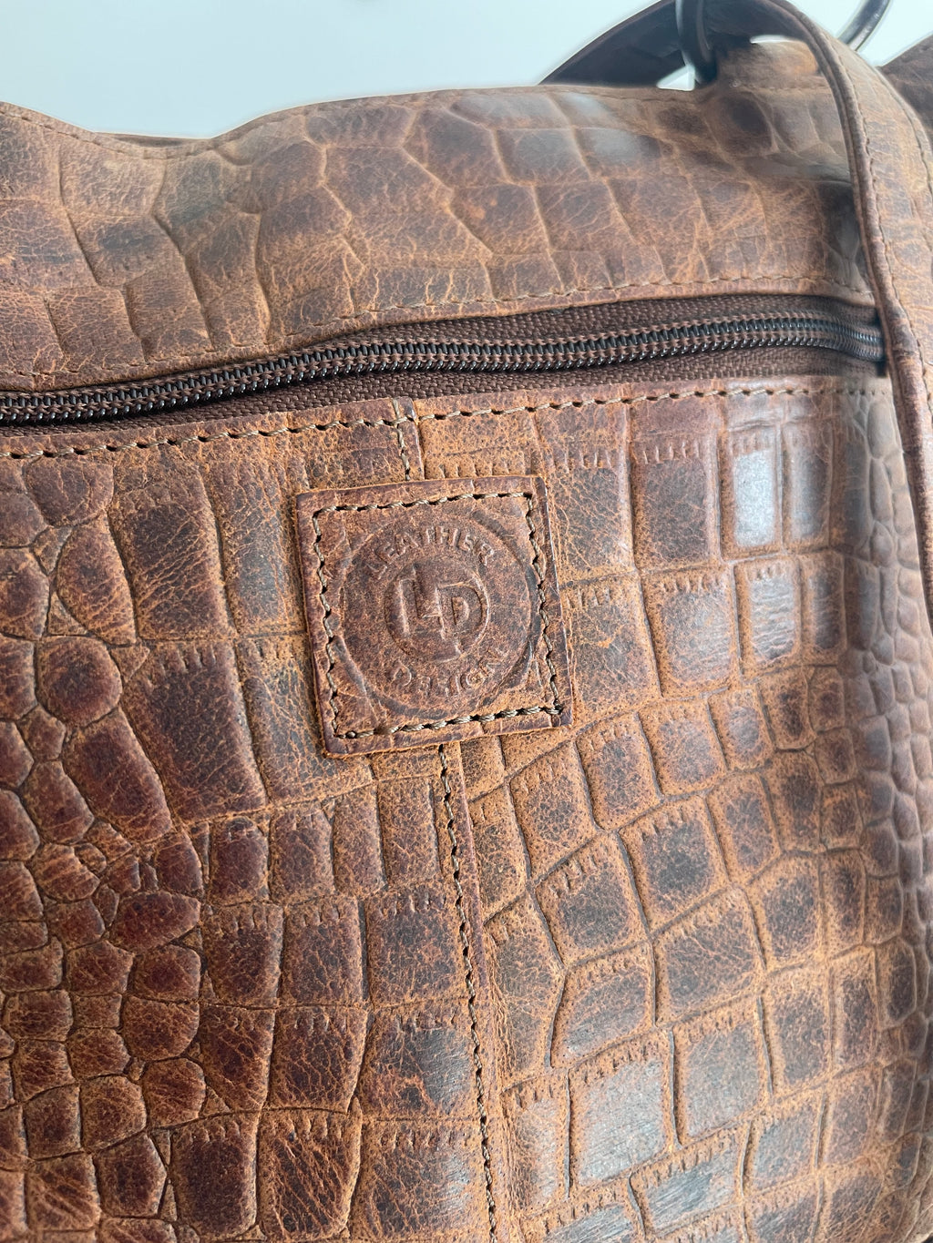 Sac convertible en cuir embossé croco cognac, porté dos ou épaule