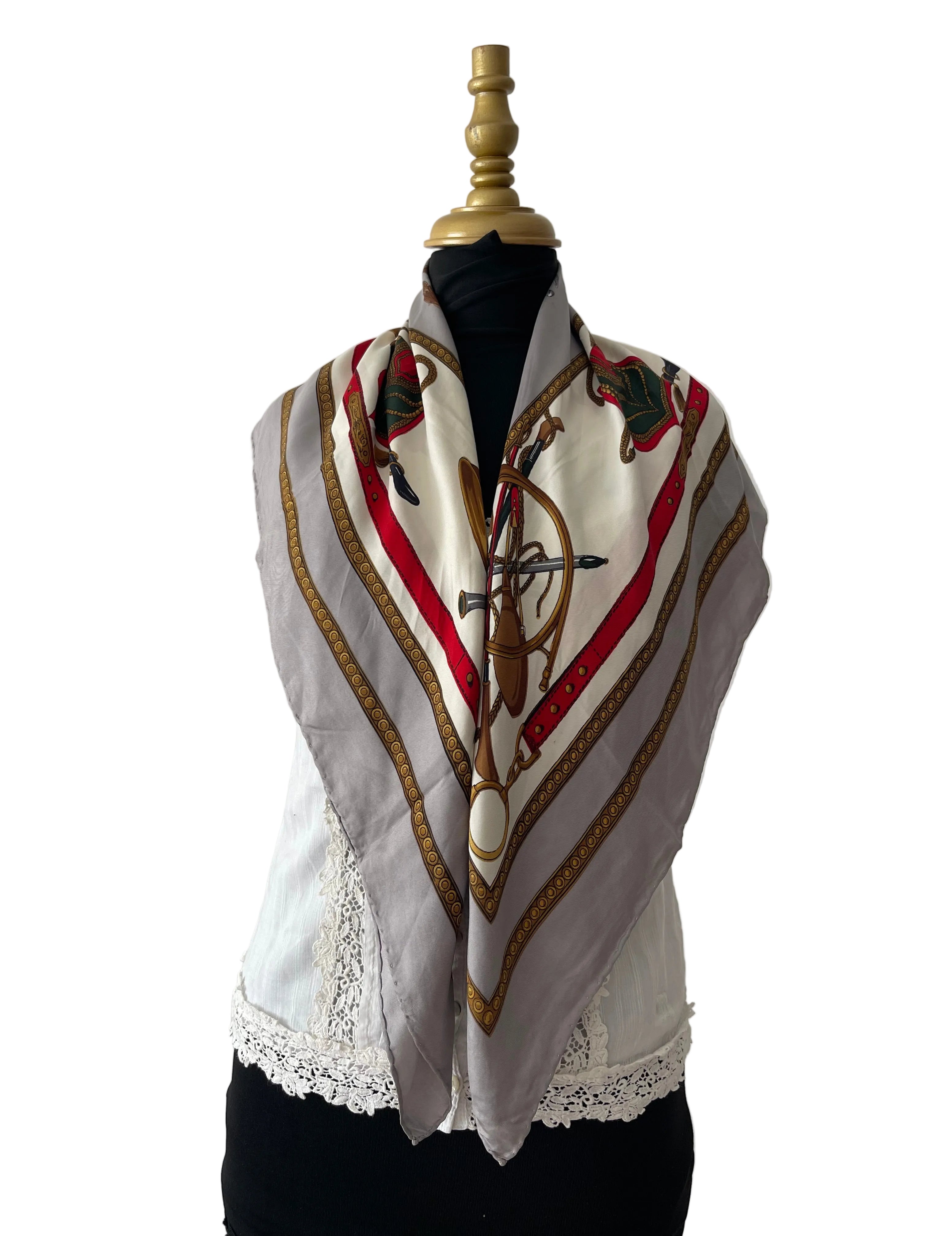 Grand foulard carré en soie motif équestre et chaînes vintage