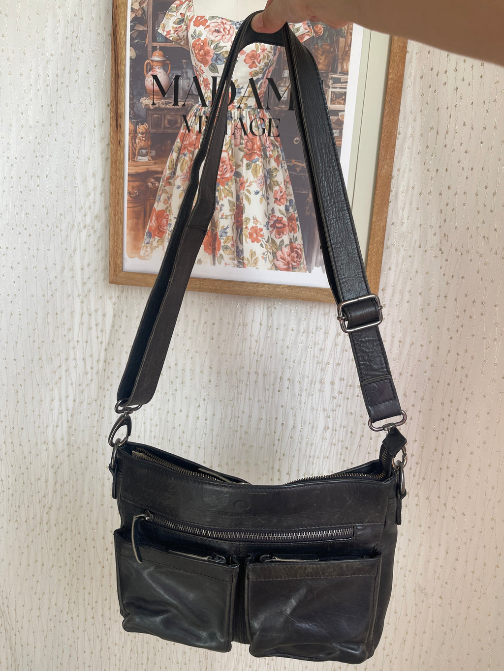 Sac bandoulière Micmacbags en cuir noir vieilli, poches cargo