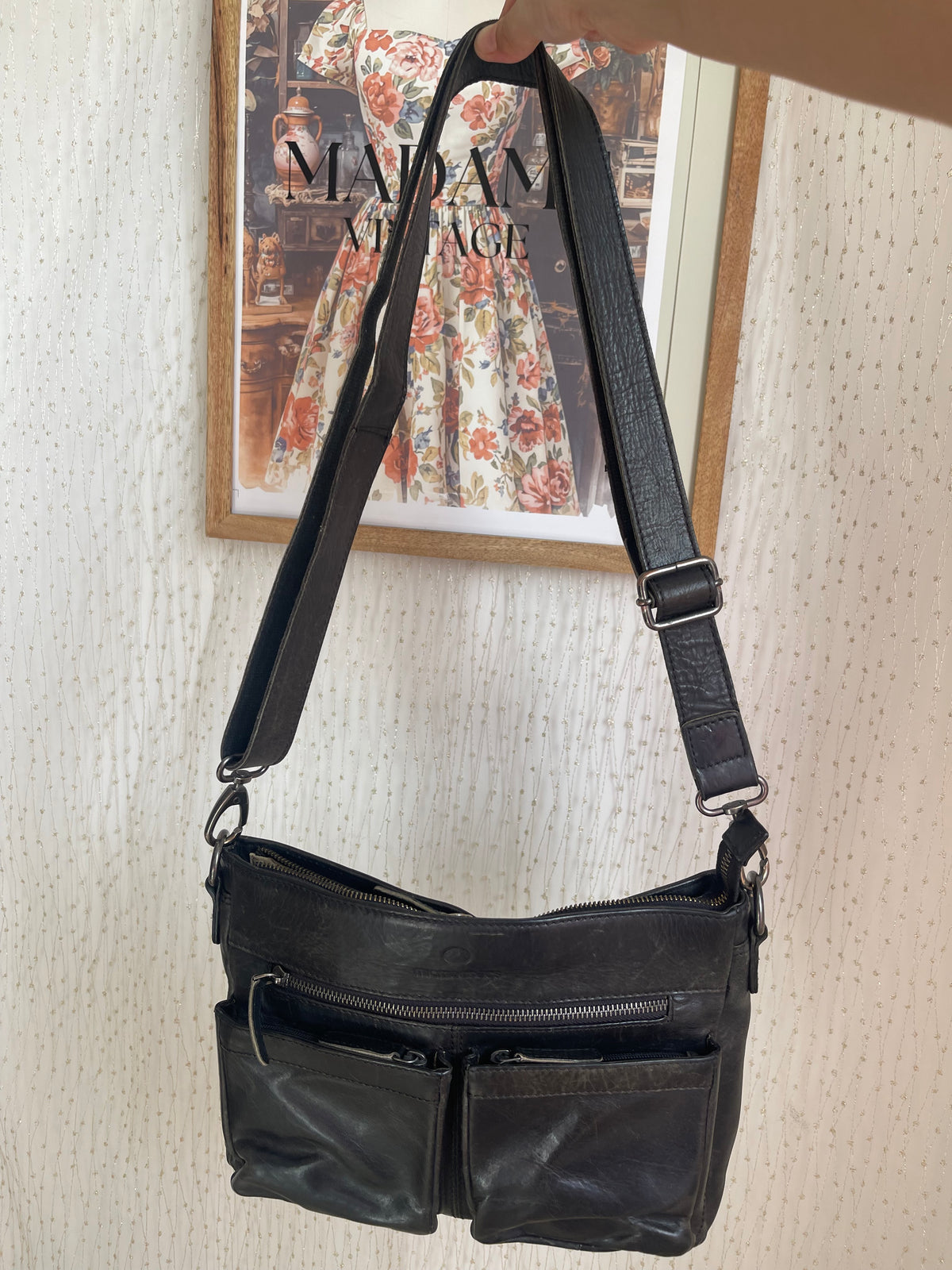 Sac bandoulière Micmacbags en cuir noir vieilli, poches cargo
