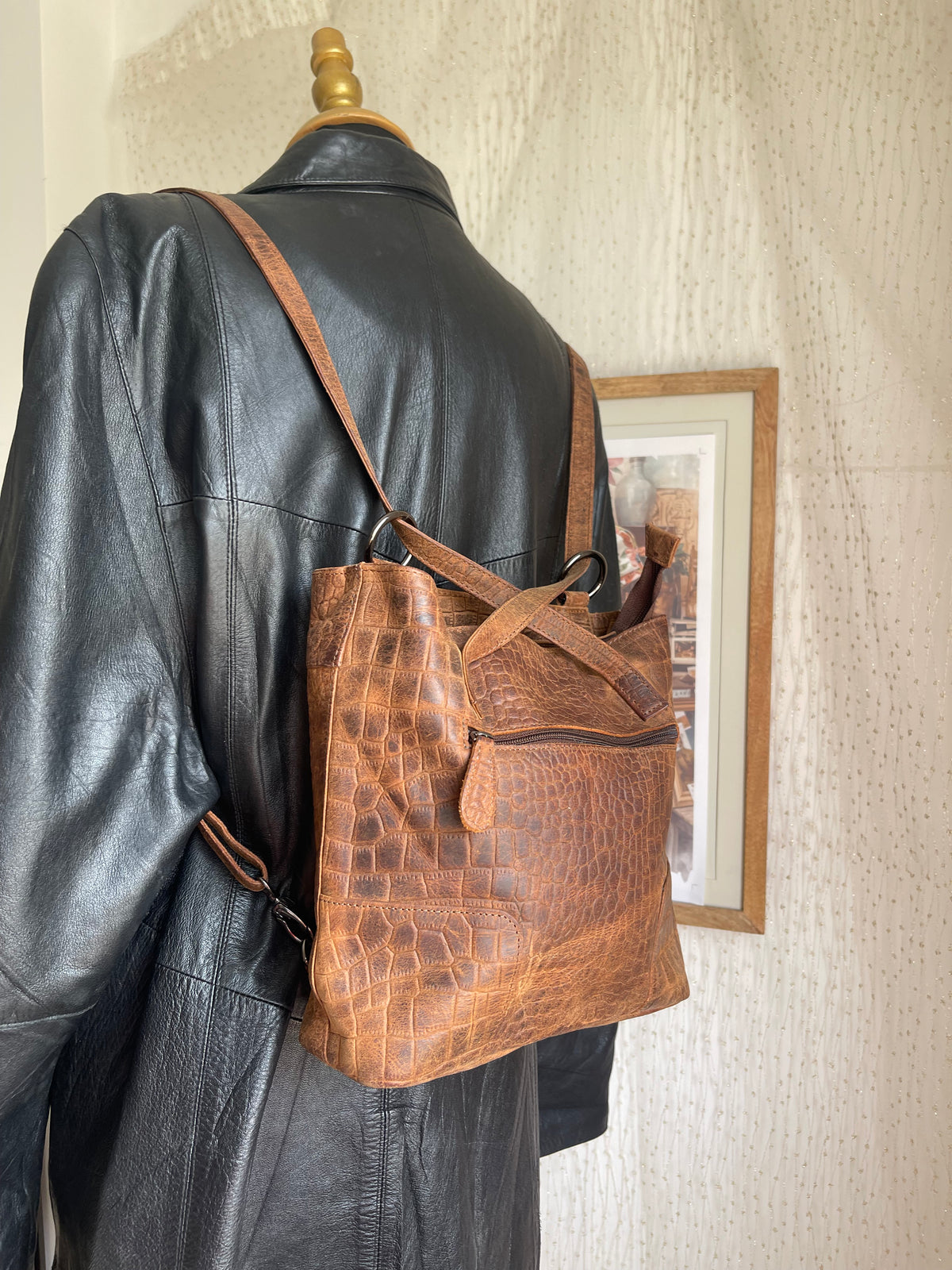 Sac convertible en cuir embossé croco cognac, porté dos ou épaule