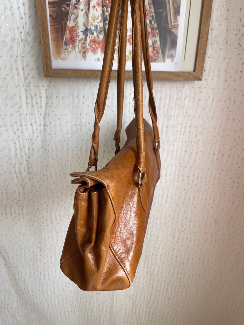 Sac baguette en cuir cognac à fermoir triangle argenté