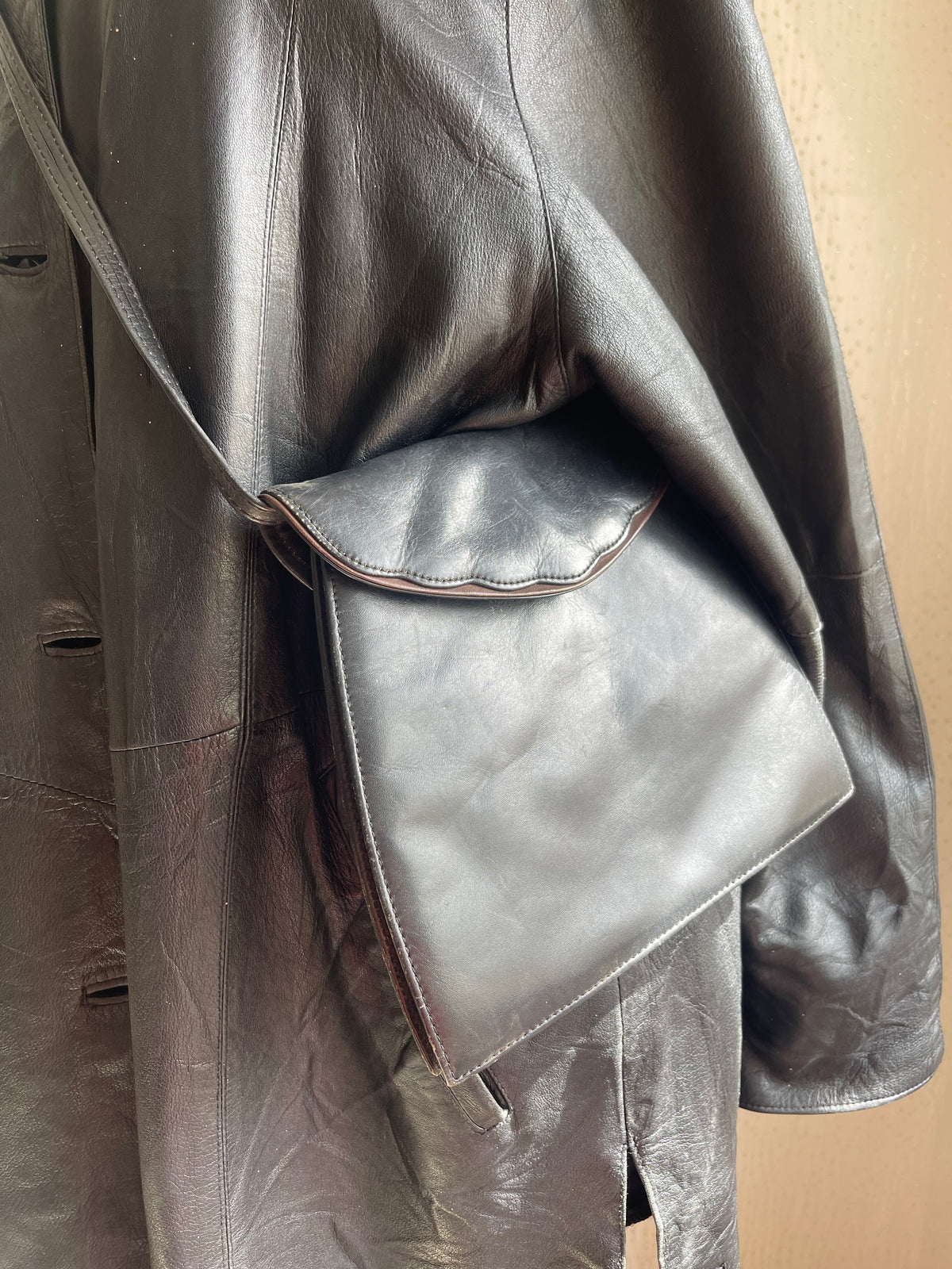 Pochette bandoulière en cuir noir à rabat festonné