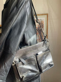 Sac bandoulière Micmacbags en cuir noir vieilli, poches cargo