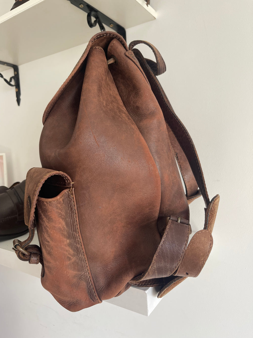 Sac à dos en cuir marron vintage, style baroudeur à rabat et poches boucles