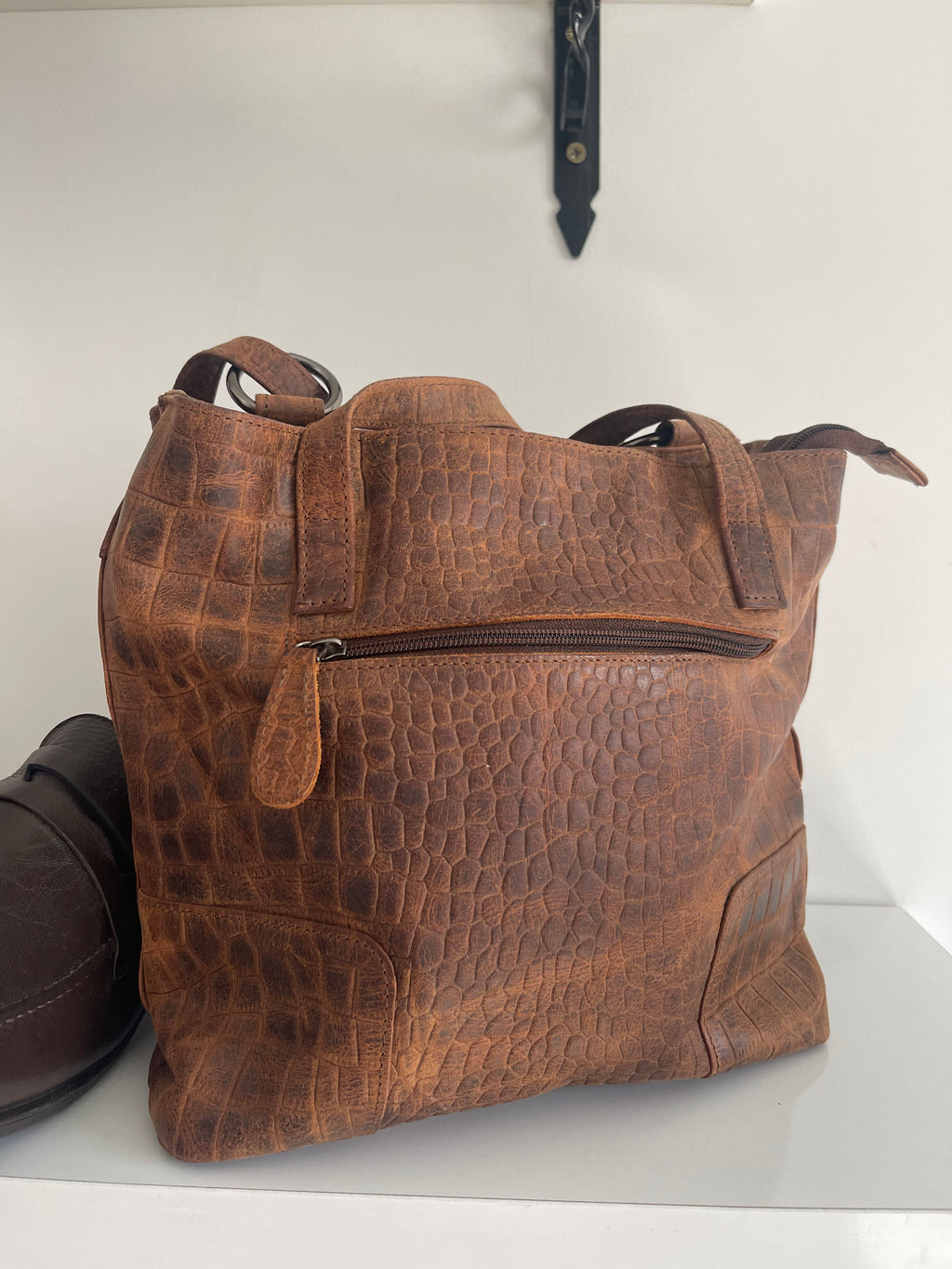 Sac convertible en cuir embossé croco cognac, porté dos ou épaule