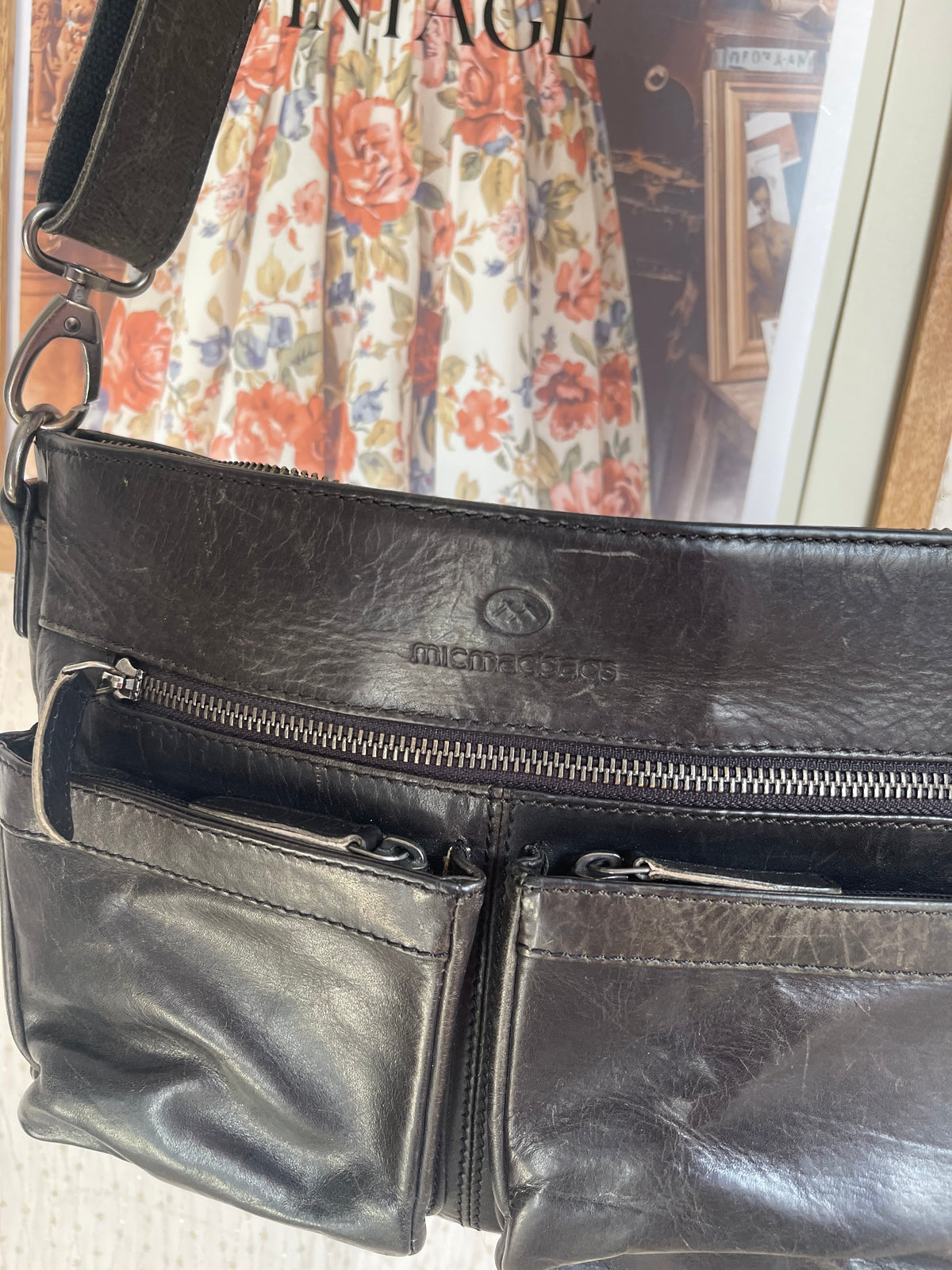 Sac bandoulière Micmacbags en cuir noir vieilli, poches cargo