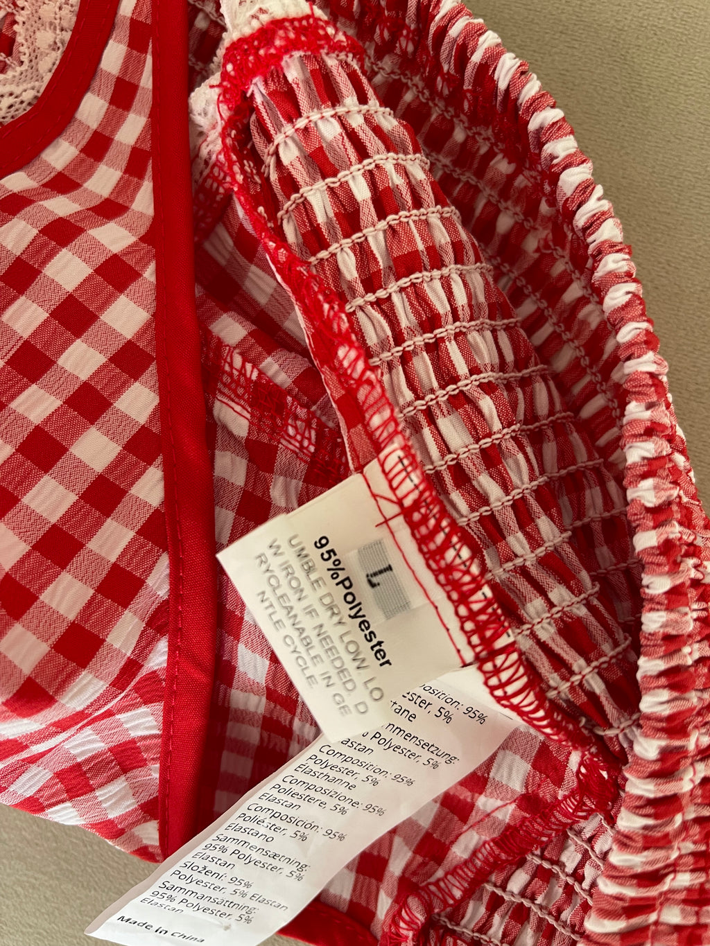 Top dos nu (halter) imprimé vichy rouge et blanc avec dentelle