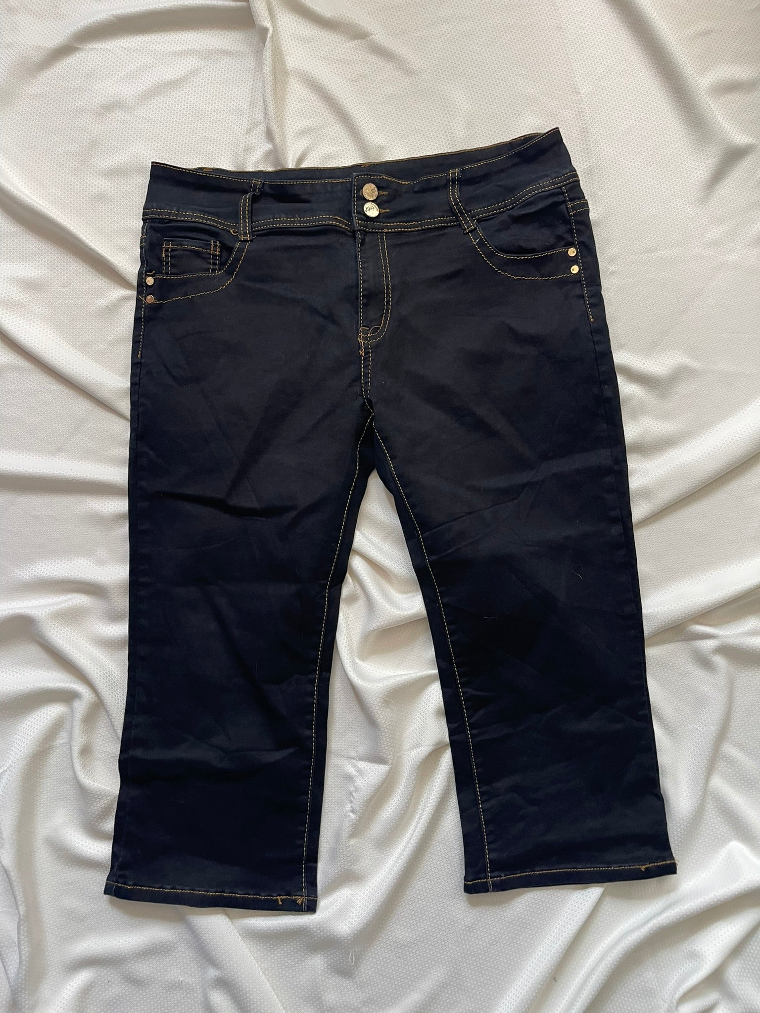 Pantacourt noir taille haute surpiqûres dorées femme