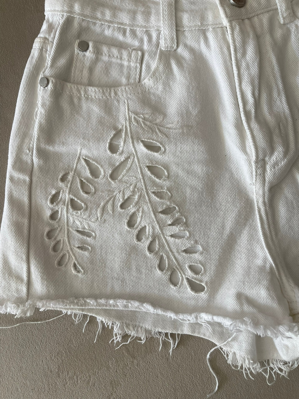 Short en Jean Blanc Broderie Anglaise