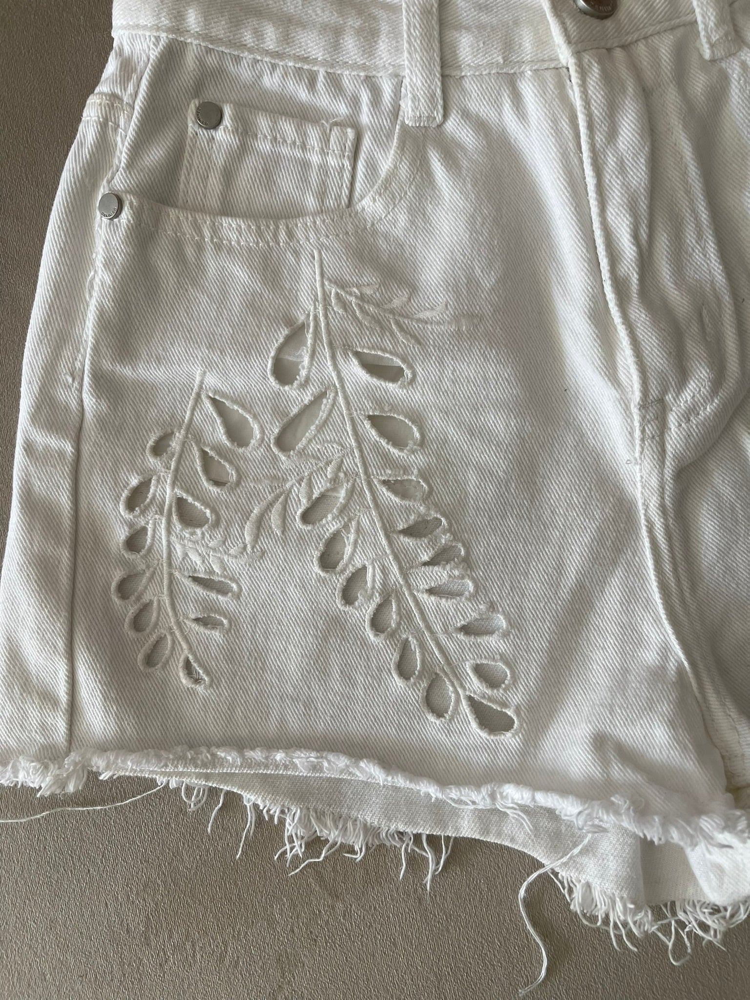 Short en Jean Blanc Broderie Anglaise