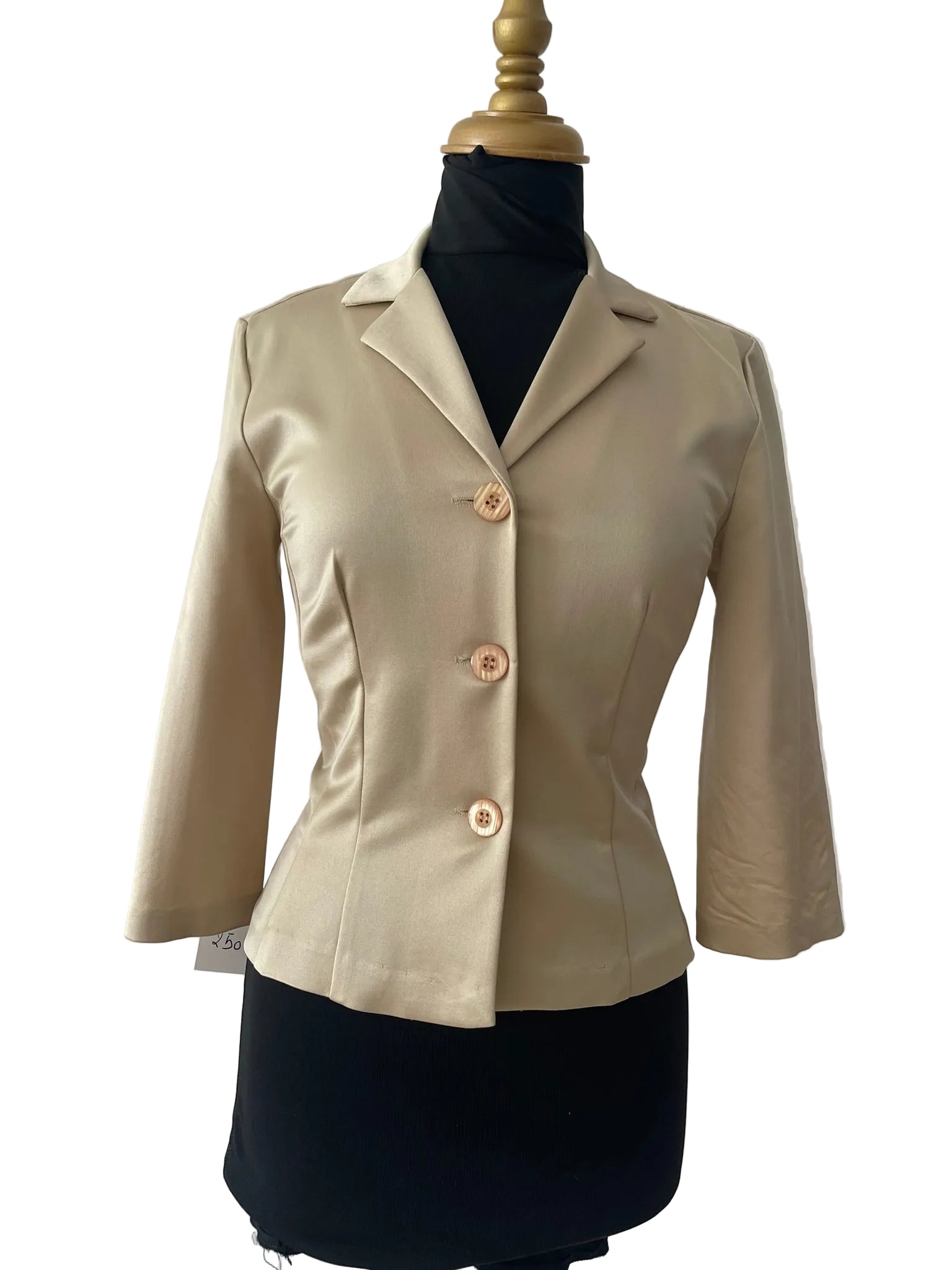 Blazer crème satiné trois boutons cintrée