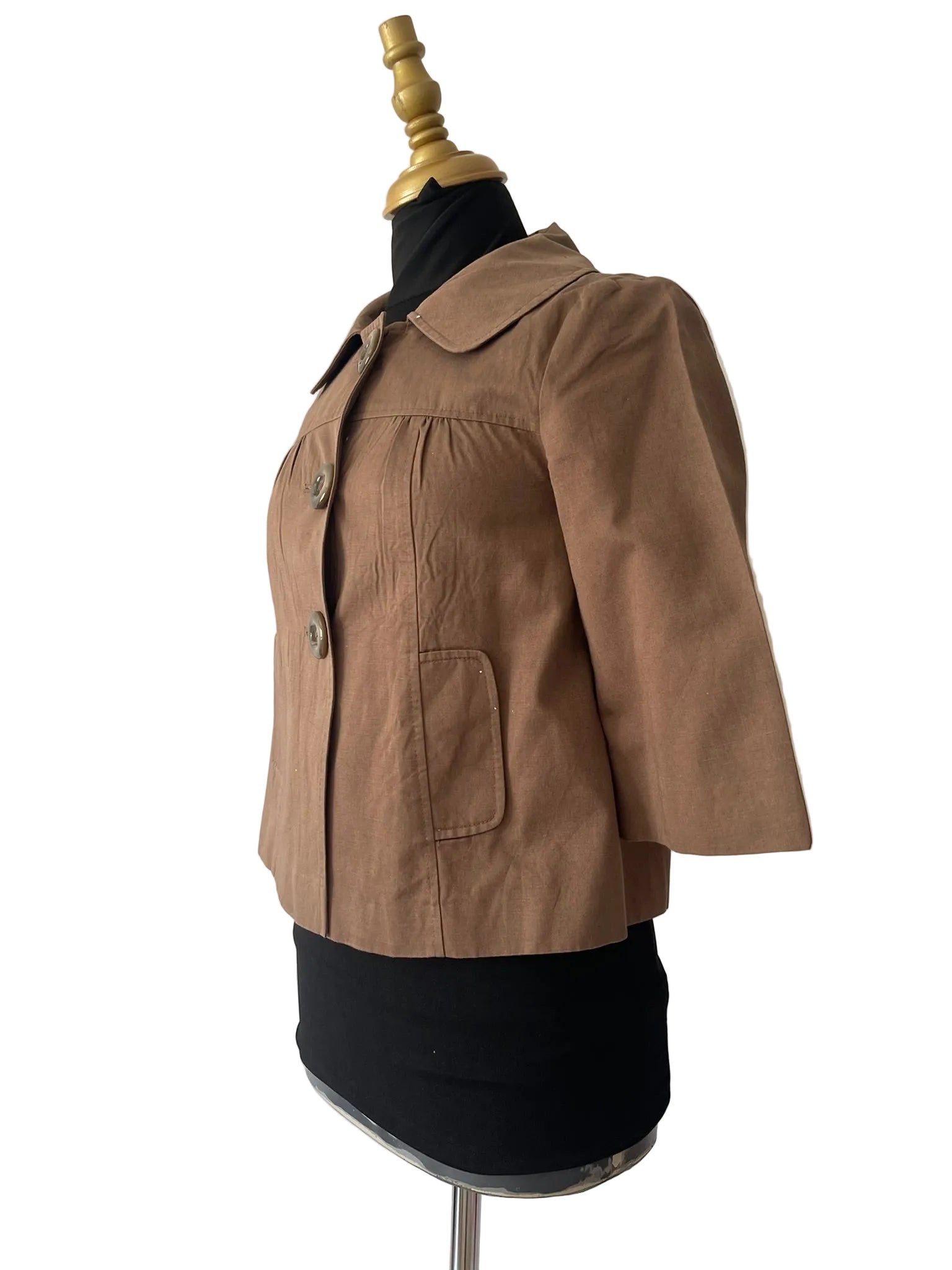 Veste courte marron à grands boutons