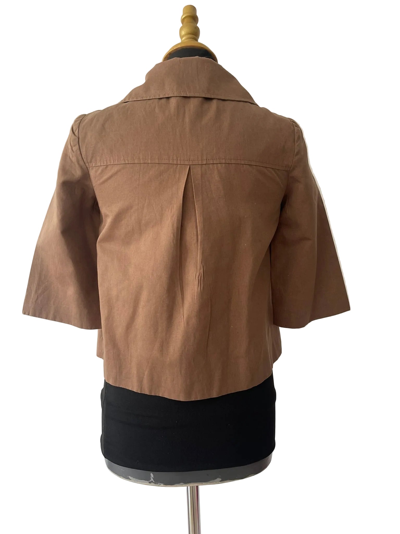 Veste courte marron à grands boutons