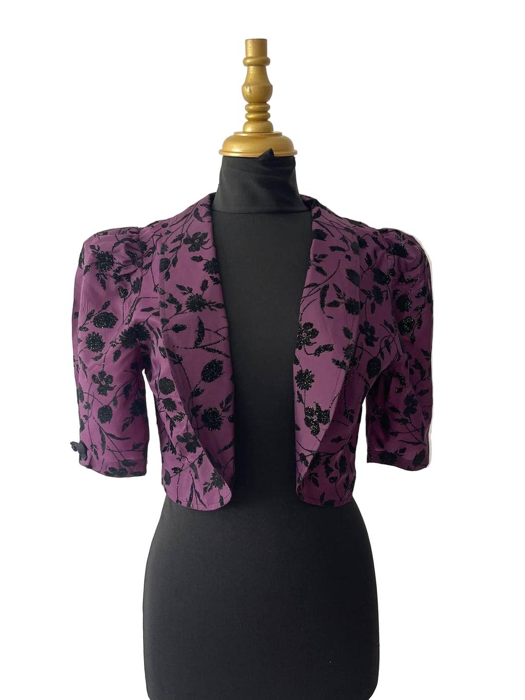 Boléro violet satiné à broderies noires