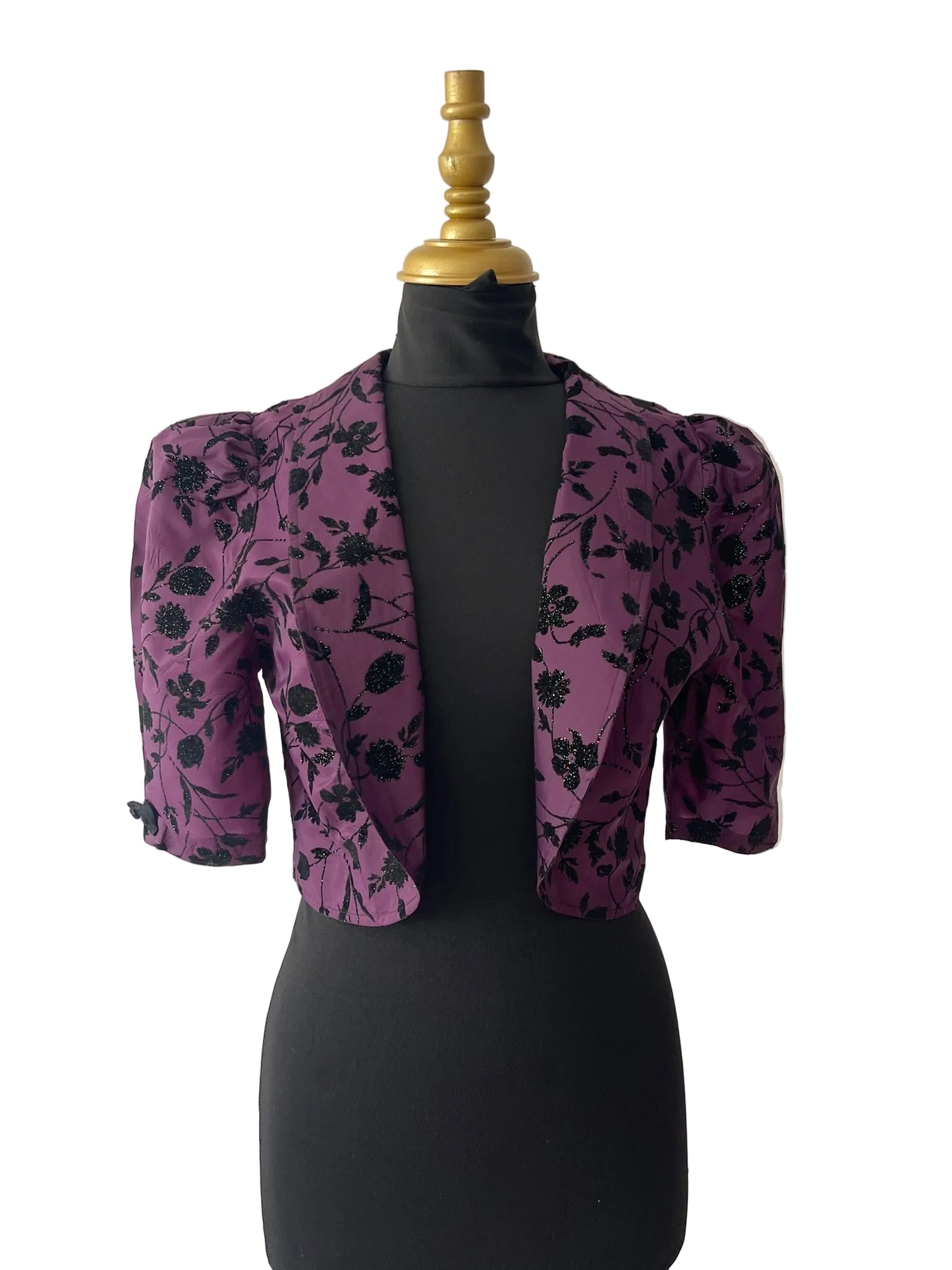 Boléro violet satiné à broderies noires